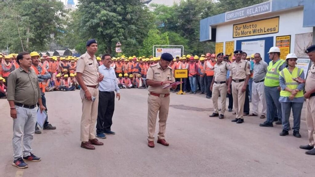 सीमेंट प्लांट में ऑक्सीजन सिलेंडर फटने से विस्फोट, हवा में उड़े शवों के चीथड़े