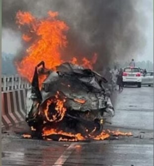 अंतिम संस्कार में जाने के लिए निकले थे चार बुजुर्ग,अचानक कार में लग गई आग