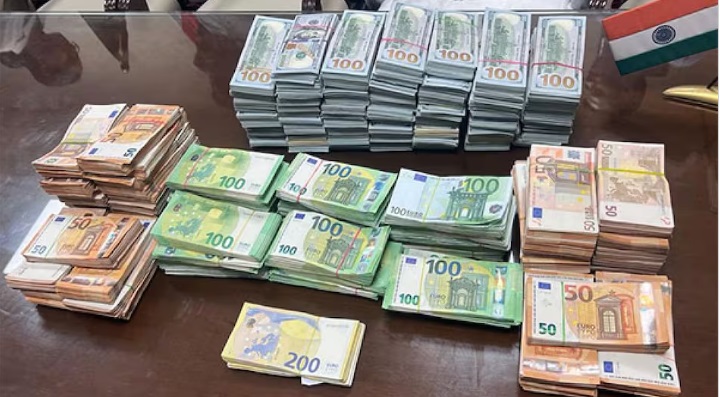 एयरपोर्ट पर विदेशी करेंसी की सबसे बड़ी तस्करी का भंडाफोड़,