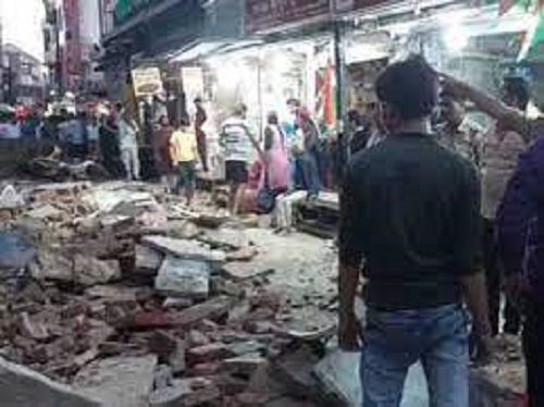 बांके बिहारी के पास बंदरों के गुट में लड़ाई से मकान का छज्जा गिरा, पांच लोगों की मौत