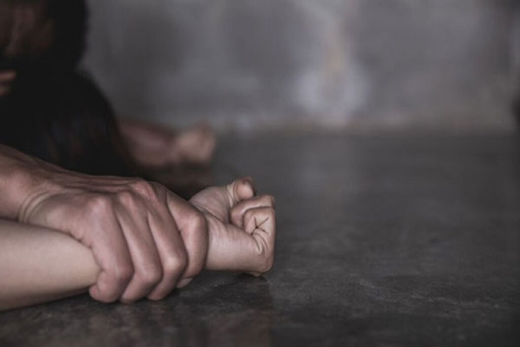 खाने में नशीला पदार्थ मिलाकर पिता ने बेटी को बनाया अपनी हवस का शिकार