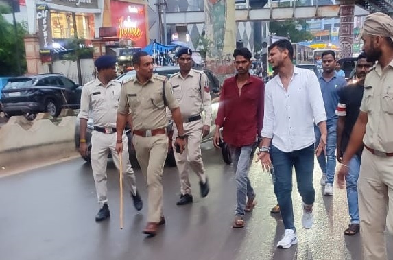 दो पक्षों के बीच हिंसक झड़प में जमकर चले तलवार, चाकू और फरसा, पुलिस ने आरोपितों का निकाला जुलूस