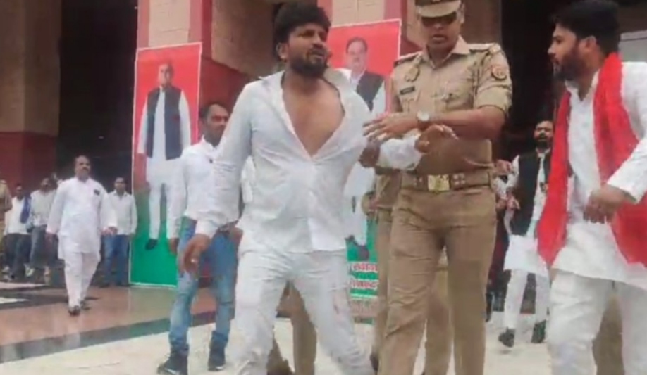 वकील बनकर पहुंचा शख्स, सपा नेता पर फेंका जूता,समर्थकों ने जमकर धुना
