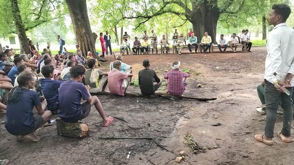 धर्म परिवर्तन करने वाले 48 आदिवासी  परिवार के 140 लोगो को गांव से किया बेदखल