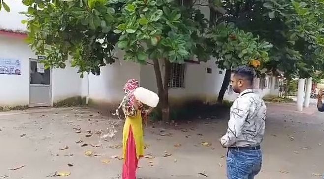 दुष्कर्म पीड़िता ने SP दफ्तर के बाहर की आत्मदाह की कोशिश