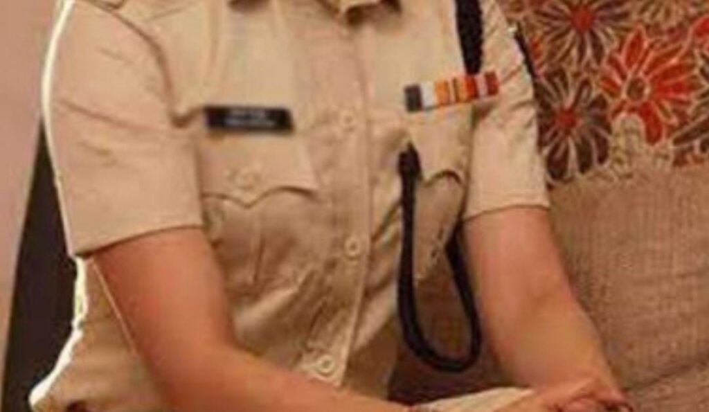 महिला सिपाही ने मुंसी को दौड़ा दौड़ाकर पीटा,फाड़ दी वर्दी