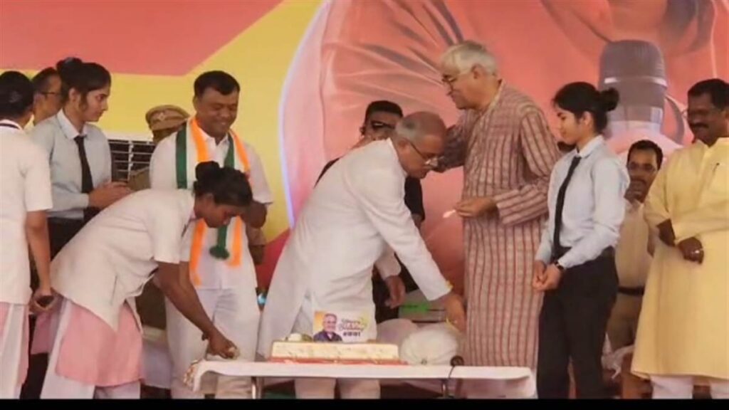 जन्मदिन से एक दिन पहले मुख्यमंत्री ने सिंहदेव के छुए पैर, लिया आशीर्वाद