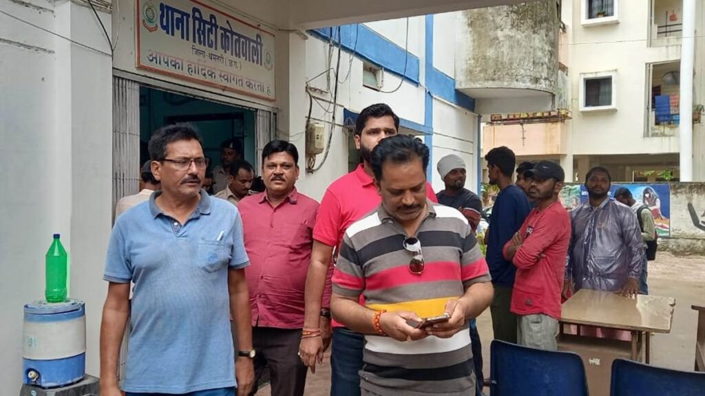 पेशाब करने से मना करना निगमकर्मी को पड़ा भारी, युवकों ने लाठी डंडों से पीट पीटकर किया घायल