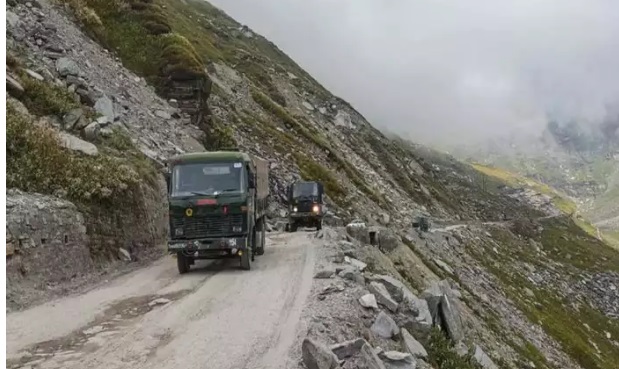 लद्दाख में सेना का वाहन खाई में गिरा, 9 जवानों की मौत, रक्षा मंत्री ने जताया शोक