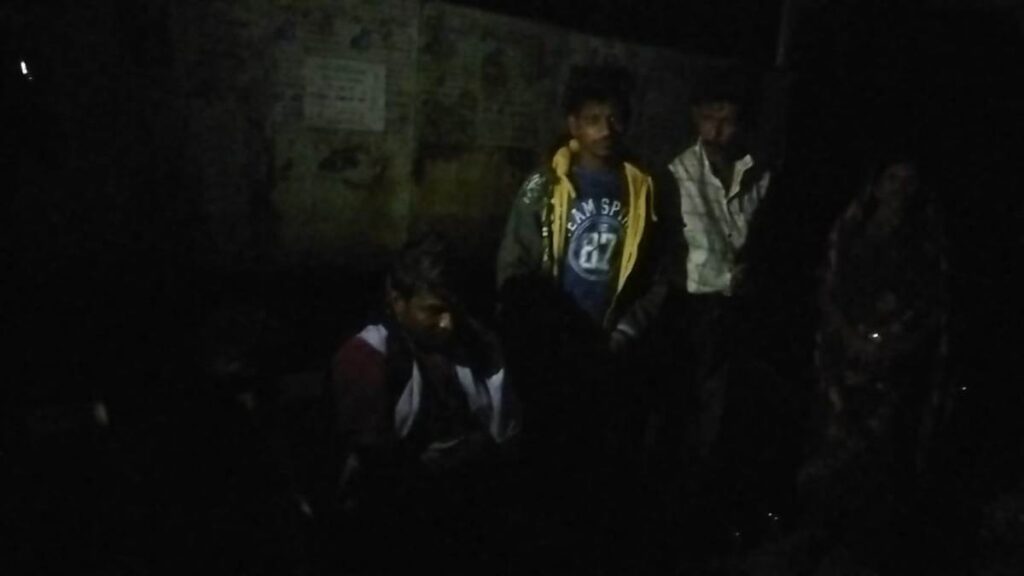 बदसलूकी के बाद ड्राइवर ने नक्सल इलाके में आधी रात सड़क पर यात्रियों को बस से उतारा