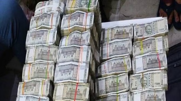 सीबीआई ठेकेदार बनकर केसी जोशी को रिश्वत लेते किया गिरफ्तार,2.61 करोड़ रुपये बरामद