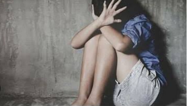 महिला ने पति के ऊपर लगया गैंगरेप कर बेचने का आरोप, सब इंस्पेक्टर समेत सात लोगों पर एफआईआर दर्ज