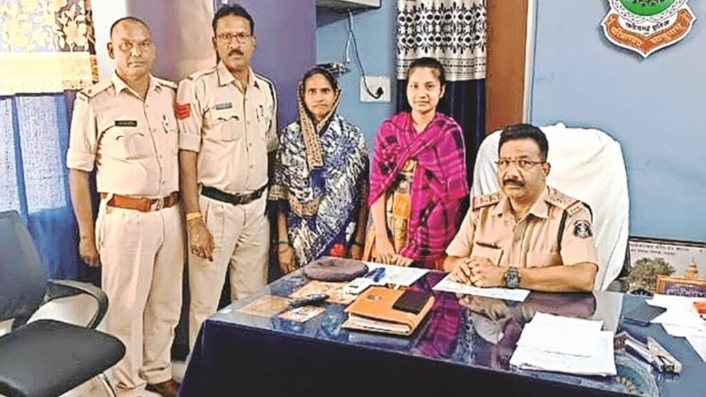 मृत सोच कर जिस बेटी का घरवालों ने कर दिया था अंतिम संस्कार, वो भिलाई में मिली