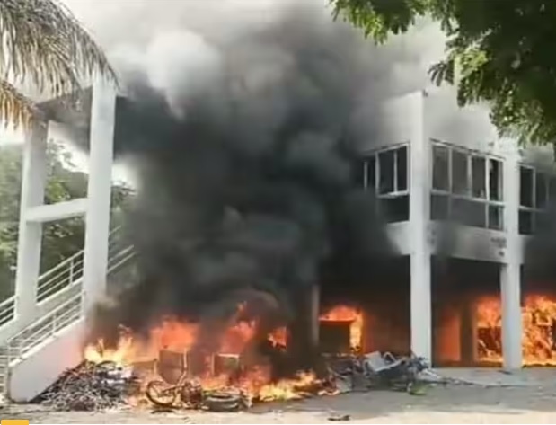 मराठा आरक्षण की मांग को लेकर प्रदर्शनकारियों ने एनसीपी विधायक के घर को किया आग के हवाले