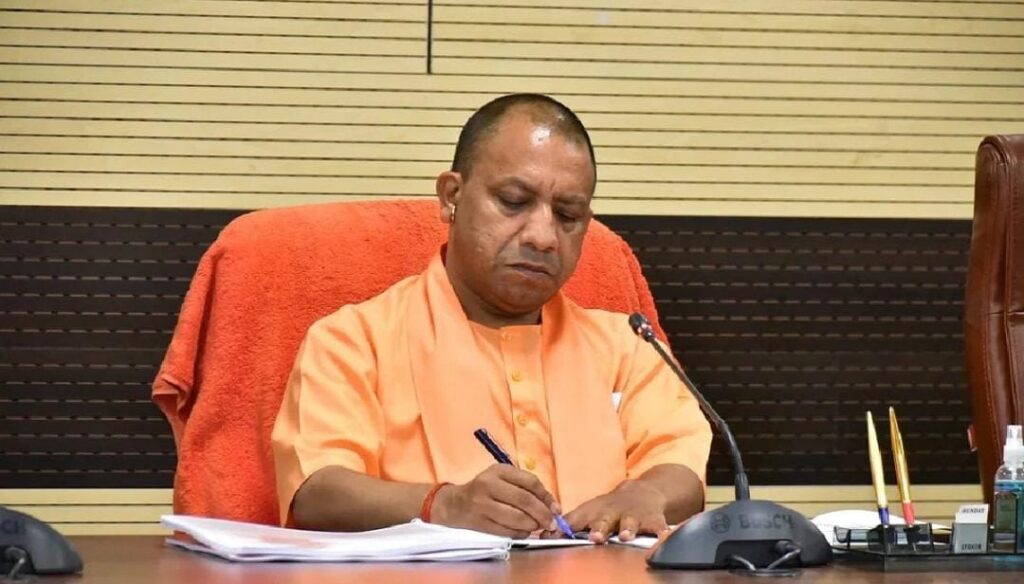 सीएम योगी का चला चाबुक, एक दर्जन लापरवाहों पर गिरी गाज