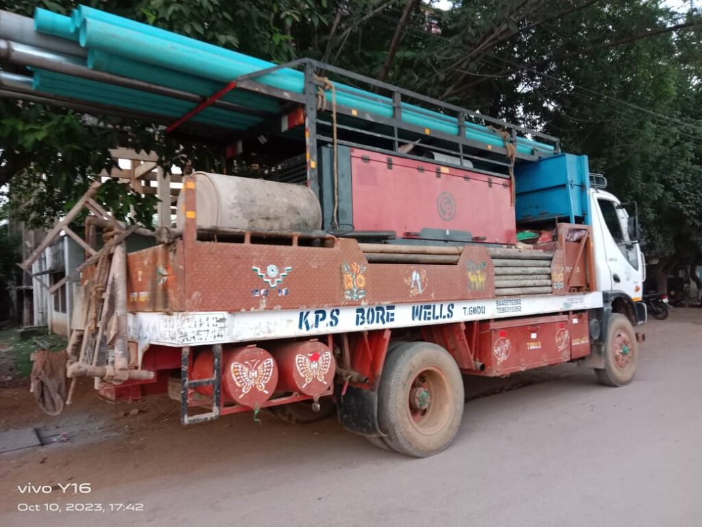 बिना अनुमति कर रहे बोर खनन मशीन को निगम ने किया जप्त