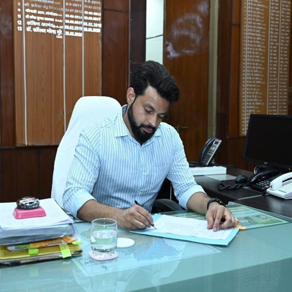 कलेक्टर ने सौंपे अधिकारियों को दायित्व