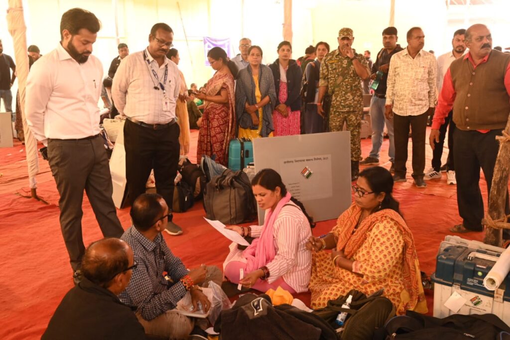 1479 मतदान केन्द्रों के लिए मतदान दल रवाना