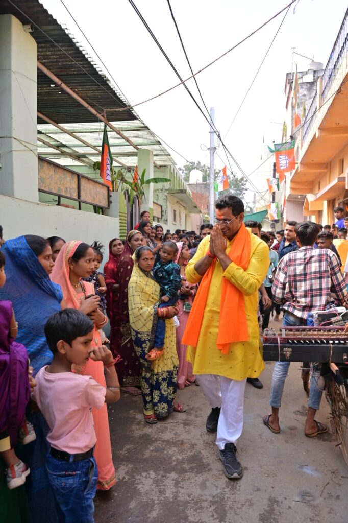 गौरा गौरी की पूजा में सामिल हुए यादव