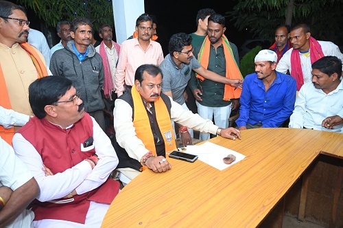 सर में पत्थर से हमला रिपोर्ट दर्ज नहीं होने पर थाने पहुचे विजय बघेल