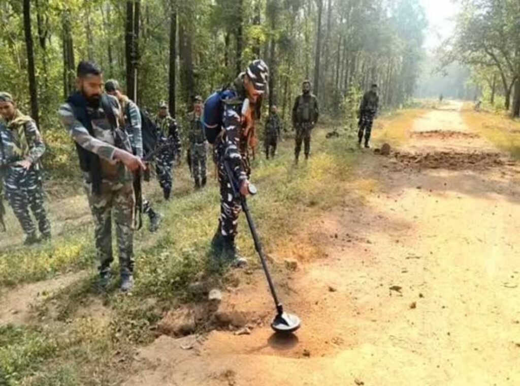 मतदान के बीच नक्सलियों ने IED ब्लास्ट कर CRPF टीम पर किया हमला