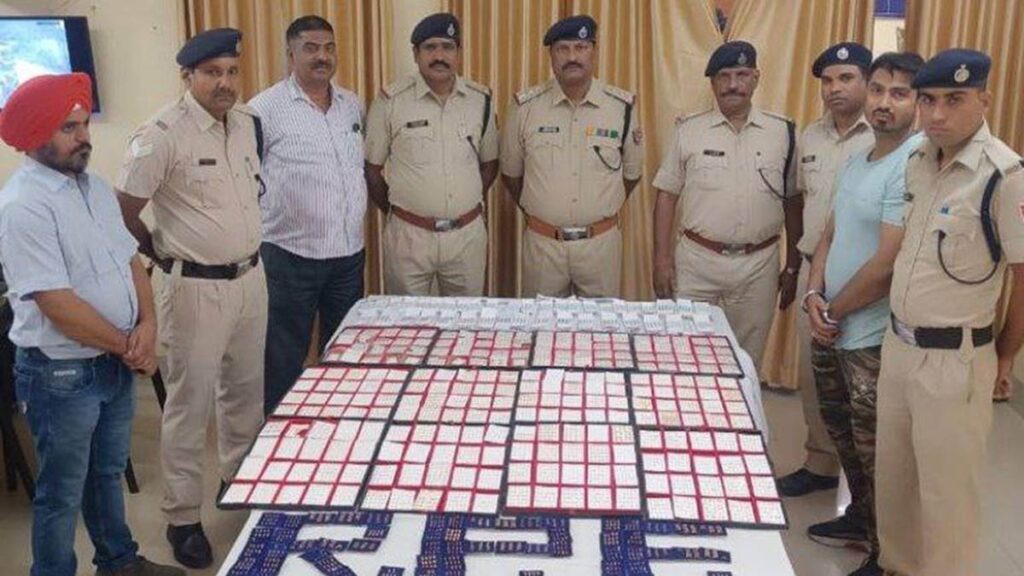 रेलवे स्टेशन पर दो यात्रियों से मिले 58 लाख के आभूषण, मुखबिर की सूचना पर आरपीएफ ने पकड़ा