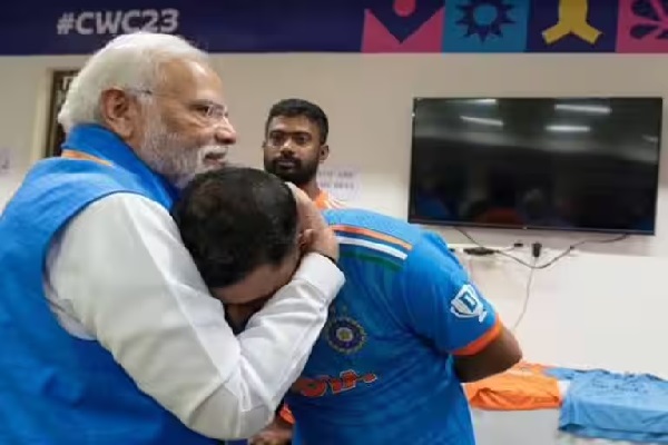 IND vs AUS: PM से गले लगकर रो पड़े शमी, मोदी ने पोछे आंसू
