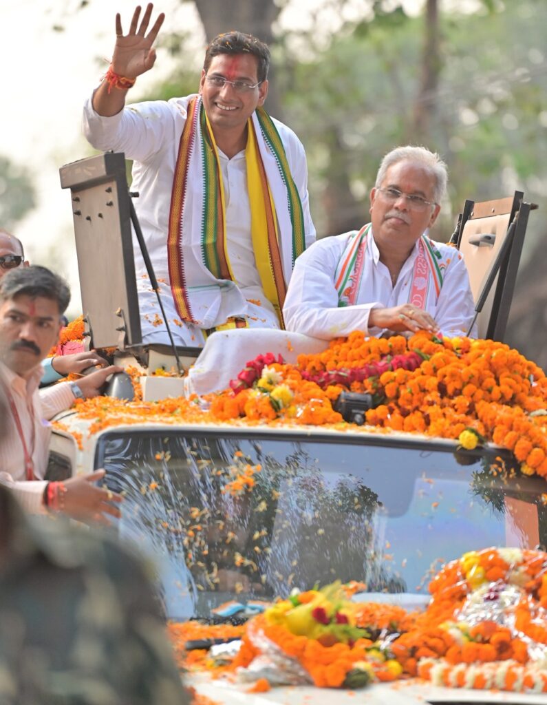 सीएम भूपेश बघेल का रोड शो, खुर्सीपार में जोरदार प्रचार