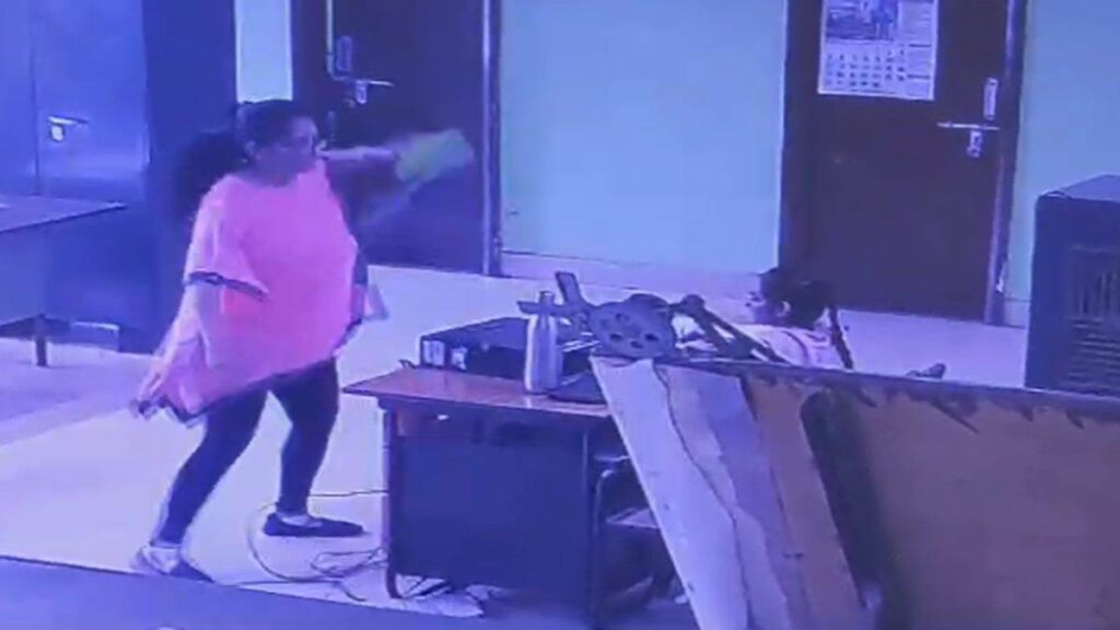 बीएसपी एजीएम प्रियंका होरो ने महिला ट्रेनी को टिफिन से मारा दहशत में कर्मचारी