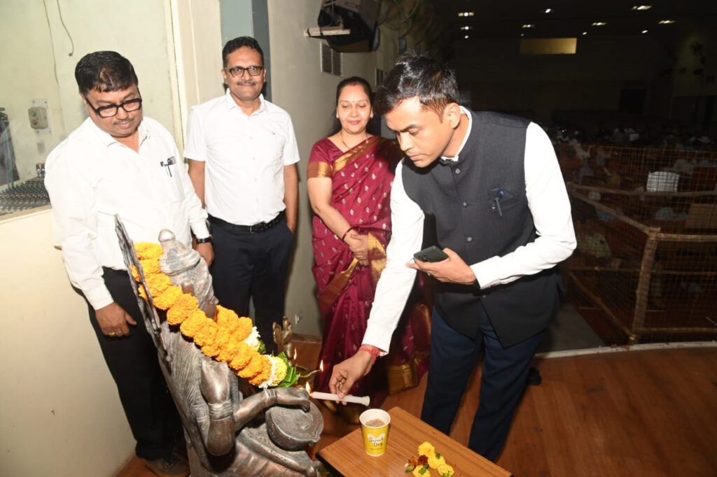 मतगणना स्थल पर मोबाईल प्रतिबंधित,संभाग स्तरीय प्रशिक्षकों द्वारा अधिकारियों को बतायी गई मतगणना की बारीकियां