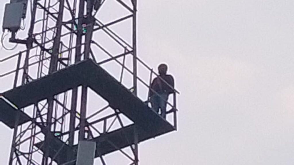 पार्षद द्वारा मारपीट में कार्यवाही नहीं होने पर पीड़ित आत्महत्या करने टावर पर चढ़ा