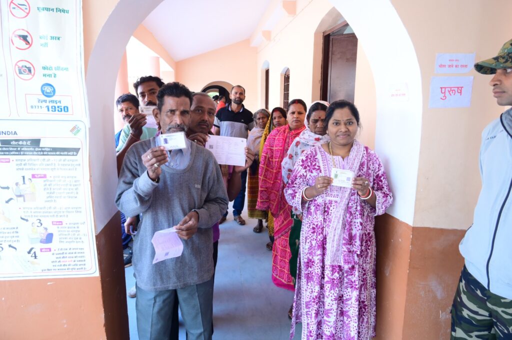 फर्स्ट टाइम वोटर ने किया आदर्श मतदान केन्द्र में मतदान