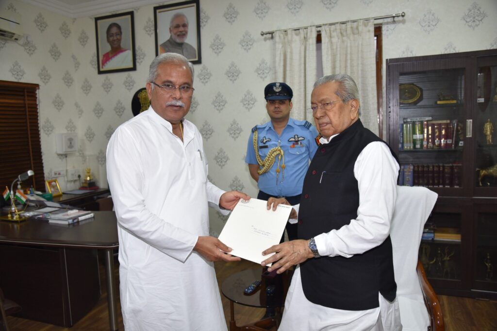CM भूपेश बघेल ने राज्यपाल को सौंपा मुख्यमंत्री पद से इस्तीफा,
