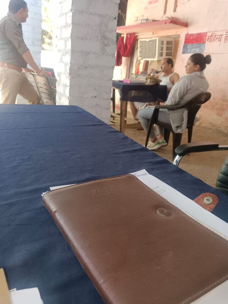 गमछा-बनियान पहनकर फरियाद सुन रहे थे थाना प्रभारी, फोटो वायरल होते ही मचा हड़कंप