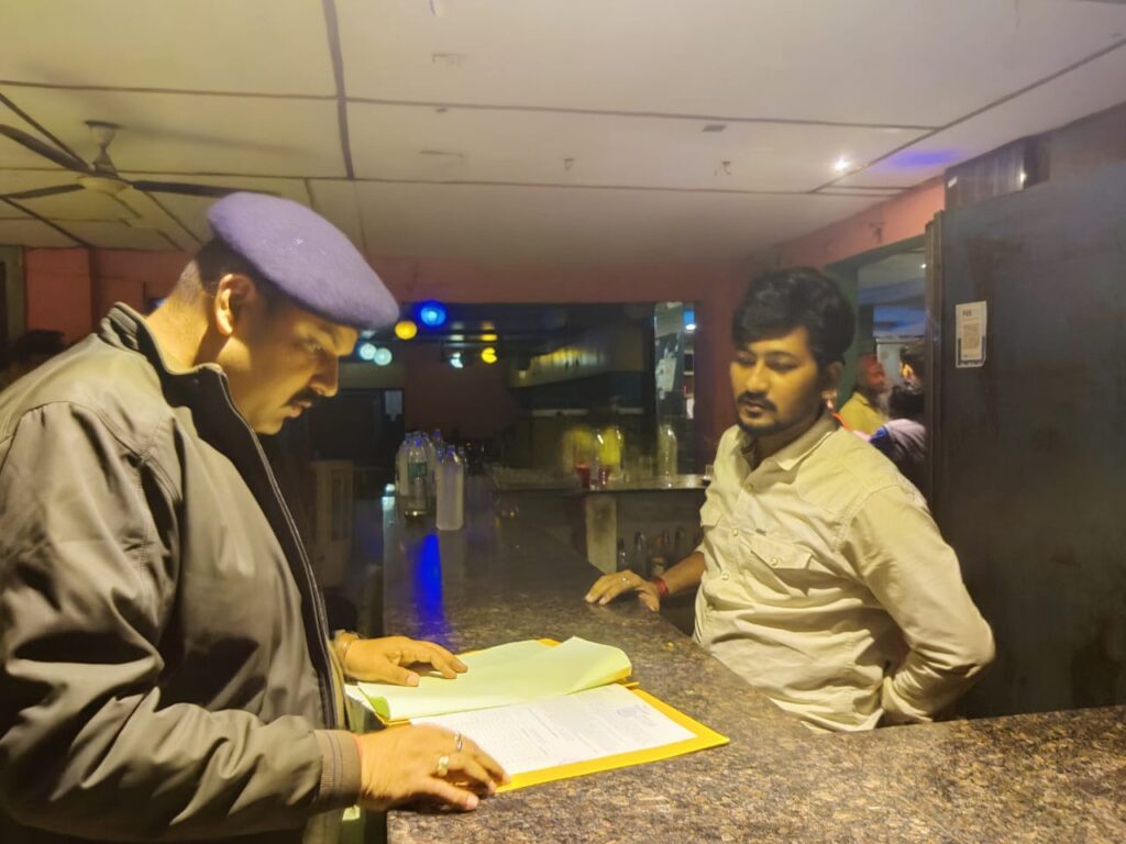 जिले के समस्त बारों में की गई सरप्राइस चेकिंग,समय सीमा का ध्यान रखने व हुक्का न पिलाने की दी गई सख्त हिदायत