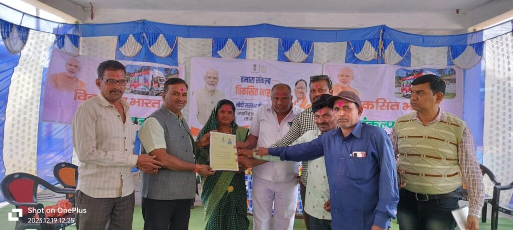 मृतक के परिजनों को मिली 8 लाख रुपए की आर्थिक सहायता