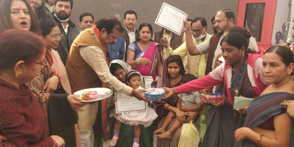 कसित भारत संकल्प शिविर में लाभार्थी को उज्वला योजना स्वनिधि योजना एवम ट्राई साइकिल का बाटी