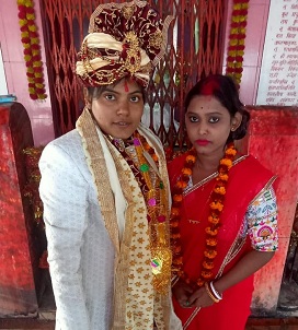 देवरिया में दो युवतियों ने रचाई समलैंगिक शादी.