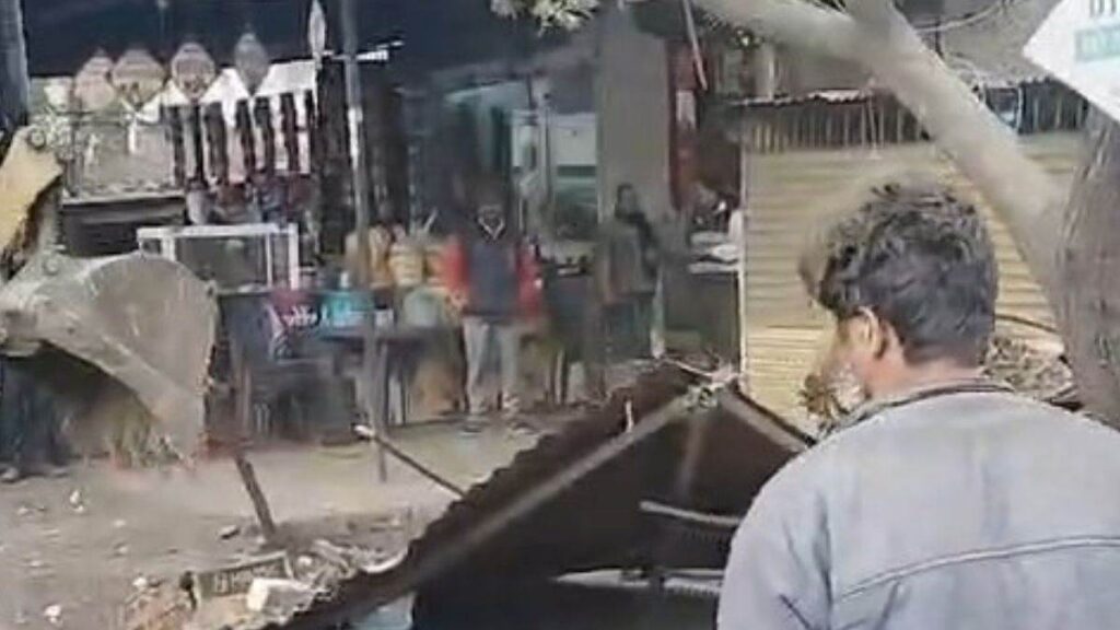 अक्षत कलश यात्रा में विघ्न डालने वालो के घर चला बुलडोजर