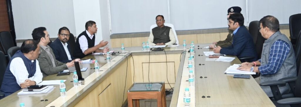मुख्यमंत्री विष्णु देव साय ने वीसी के माध्यम से ली अधिकारियों की बैठक