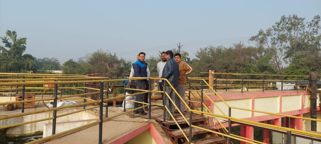 आयुक्त देवेश ध्रुव ने किया फिल्टर प्लांट निरीक्षण पानी में पाए जाने वाले तत्व की जांच , फिल्टरेशन प्रक्रिया को देखे