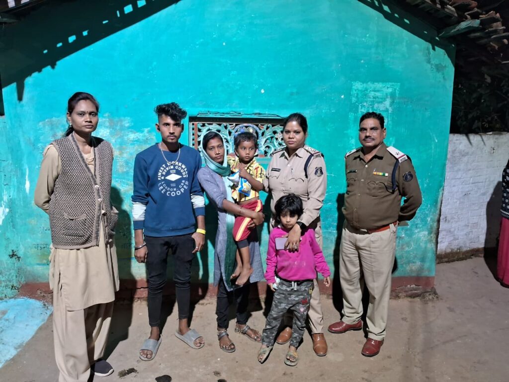 3 वर्ष के गुम बच्चा को 1 घंटे के अंदर महिला थाना पुलिस के द्वारा परिजनों से मिलाया ।