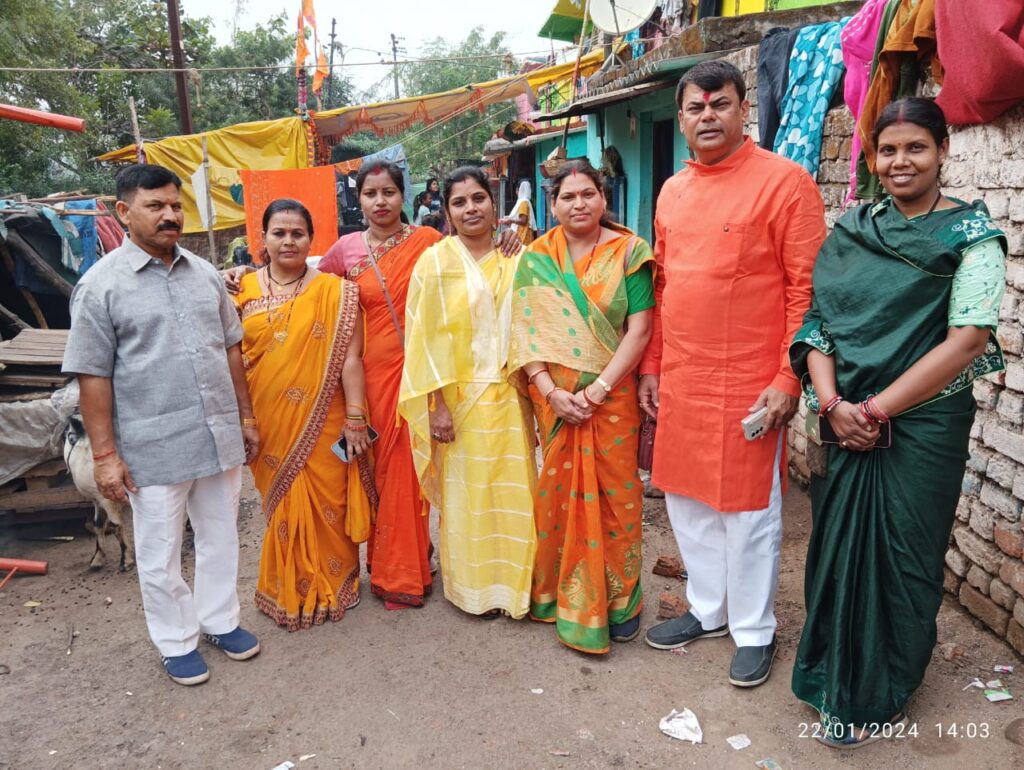 प्रभु श्रीराम की प्राण प्रतिष्ठा का उत्सव, दया सिंह के साथ भाजपा पार्षदों ने अटल व वांबे आवास में लोगों को बांटी दिया बाती और मिठाई
