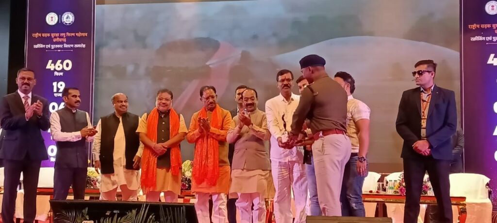 दुर्ग पुलिस के अधिकारी/ कर्मचारियों द्वारा बनाई गयी “गंगुवा” शार्ट फिल्म को  बेस्ट स्क्रिप के लिये किया गया पुरूस्कृत