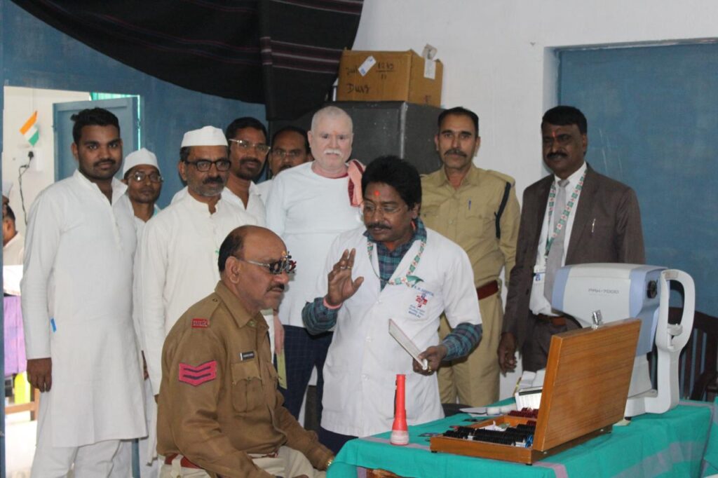 केन्द्रीय जेल दुर्ग में एस आर हॉस्पिटल की हेल्थ टीम द्वारा बंदिओ का किया गया नेत्र परीक्षण