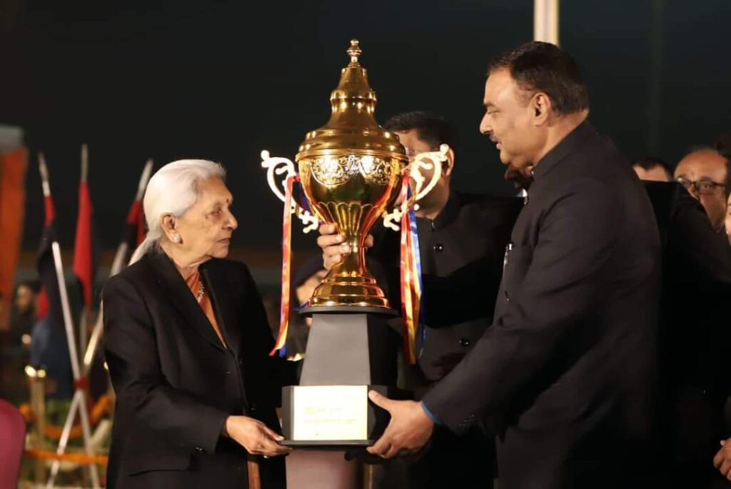 IAS पवन गंगवार को गवर्नर ने सौपी ट्रॉफी