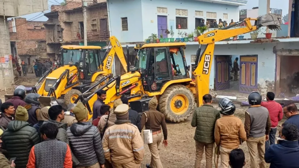 घर में चलने वाला था बुलडोजर, रेलवे पटरी पर जाकर बैठ गए दोनों भाई, हैरान रह गए लोग