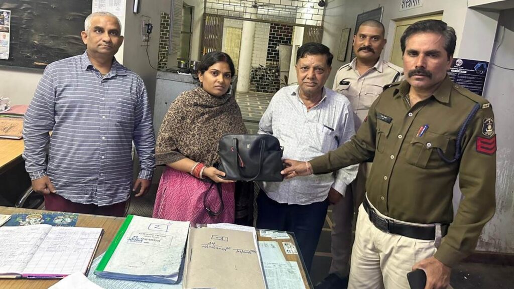 तीन दिन बाद मिला आटो में छूटा कीमती गहनों और कैश से भरा बैग