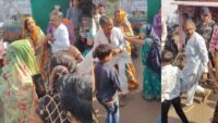 महिलाओं ने बीच-बाजार में AAP के पार्षद को पीटा, रिश्वत माँगने का लगाये आरोप
