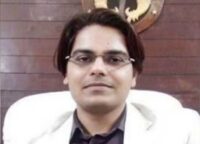 DM,बीडीओ के बीच हाथापाई, BDO ने डीएम को मारा जूता, ढूंढ रही है पुलिस